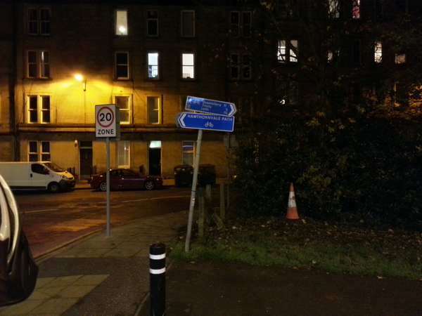 The photo for Hawthorn path sign pointing wrong way.